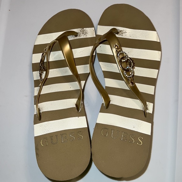 GUESS Women’s platform Flip Flops Sandals with CHARMS - Picture 4 of 5